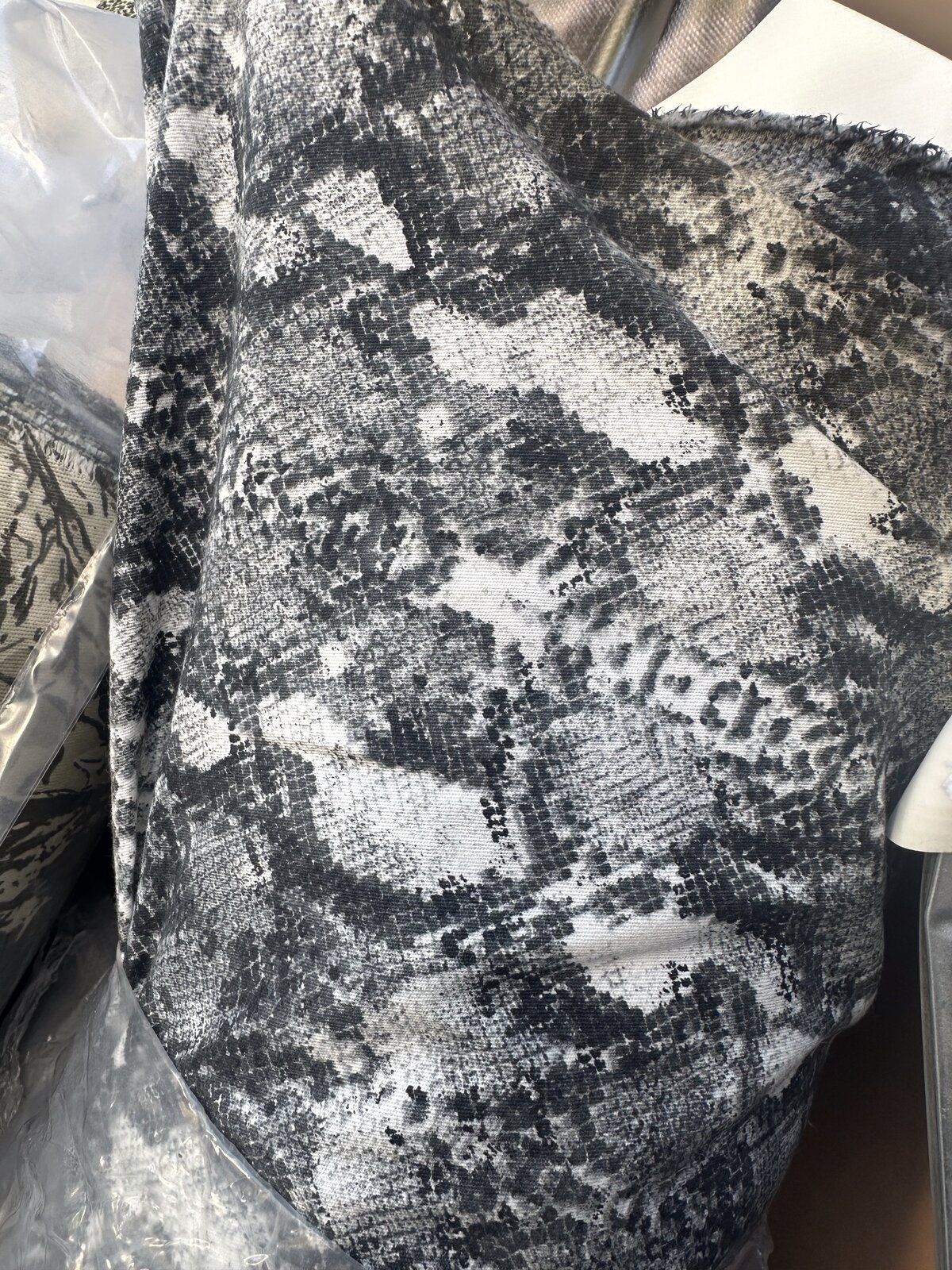 Gabardina estampada víbora