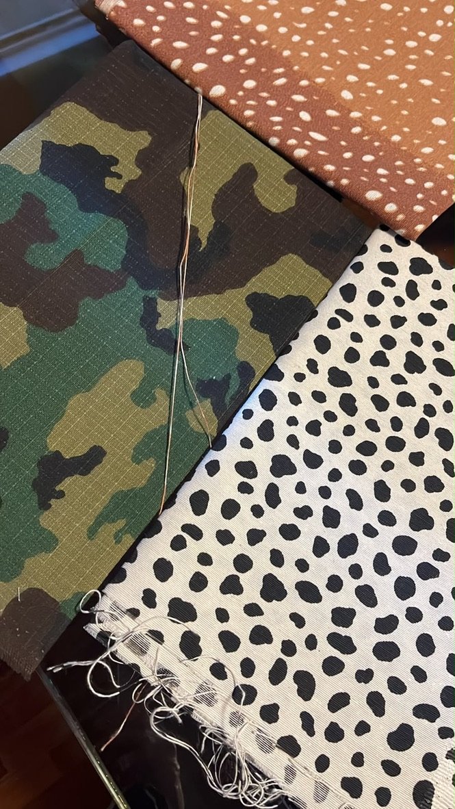 Gabardina estampada camuflado y lunares