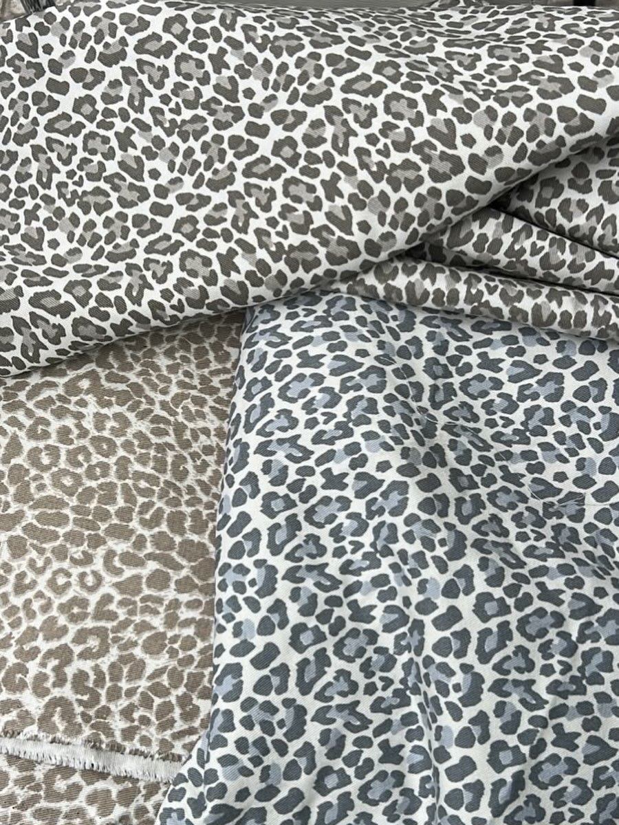 Gabardina rígida sanforizada animal print leopardo gris y marrón