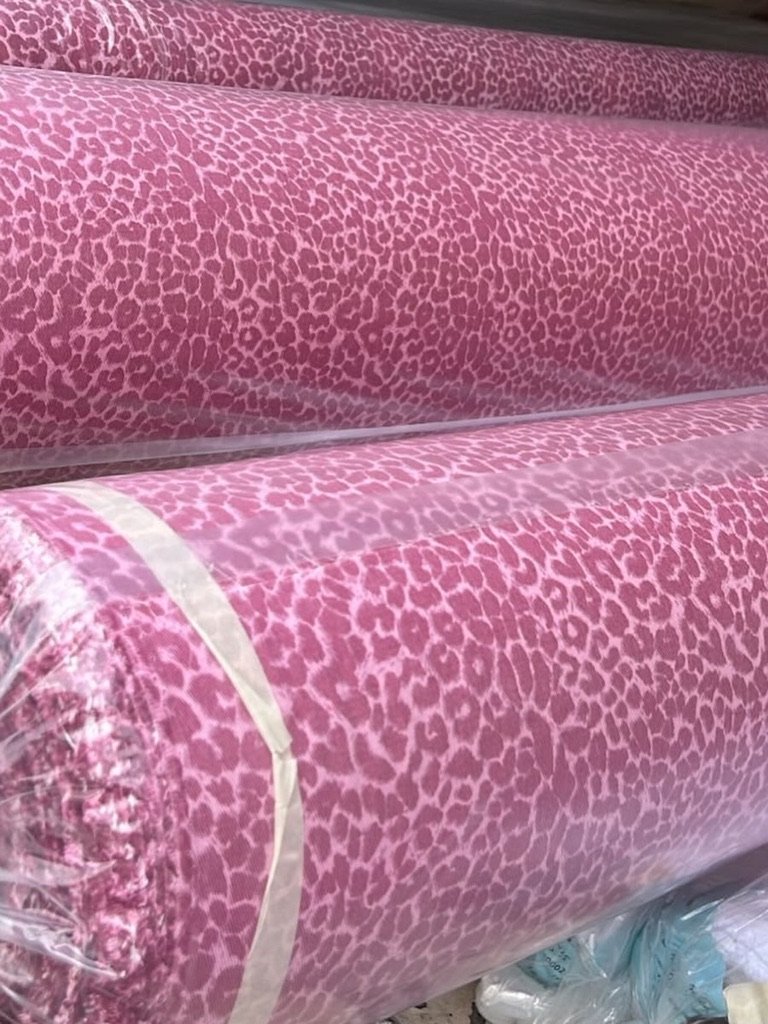 Gabardina rígida sanforizada animal print leopardo rosa