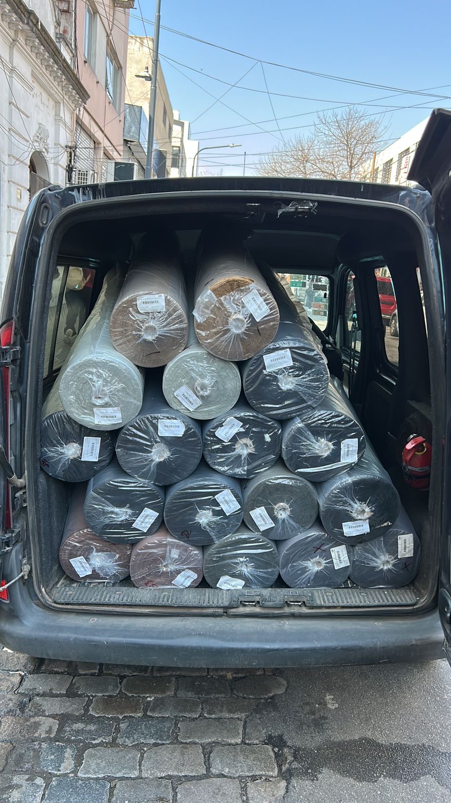 Camioneta cargada de rollos de gabardina Génova Textil