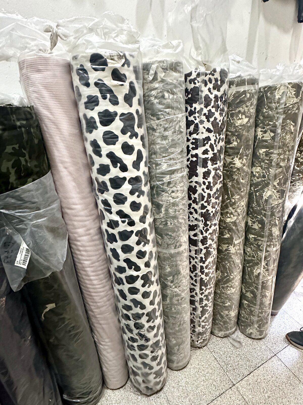 Rollos de gabardina estampada animal print camuflado
