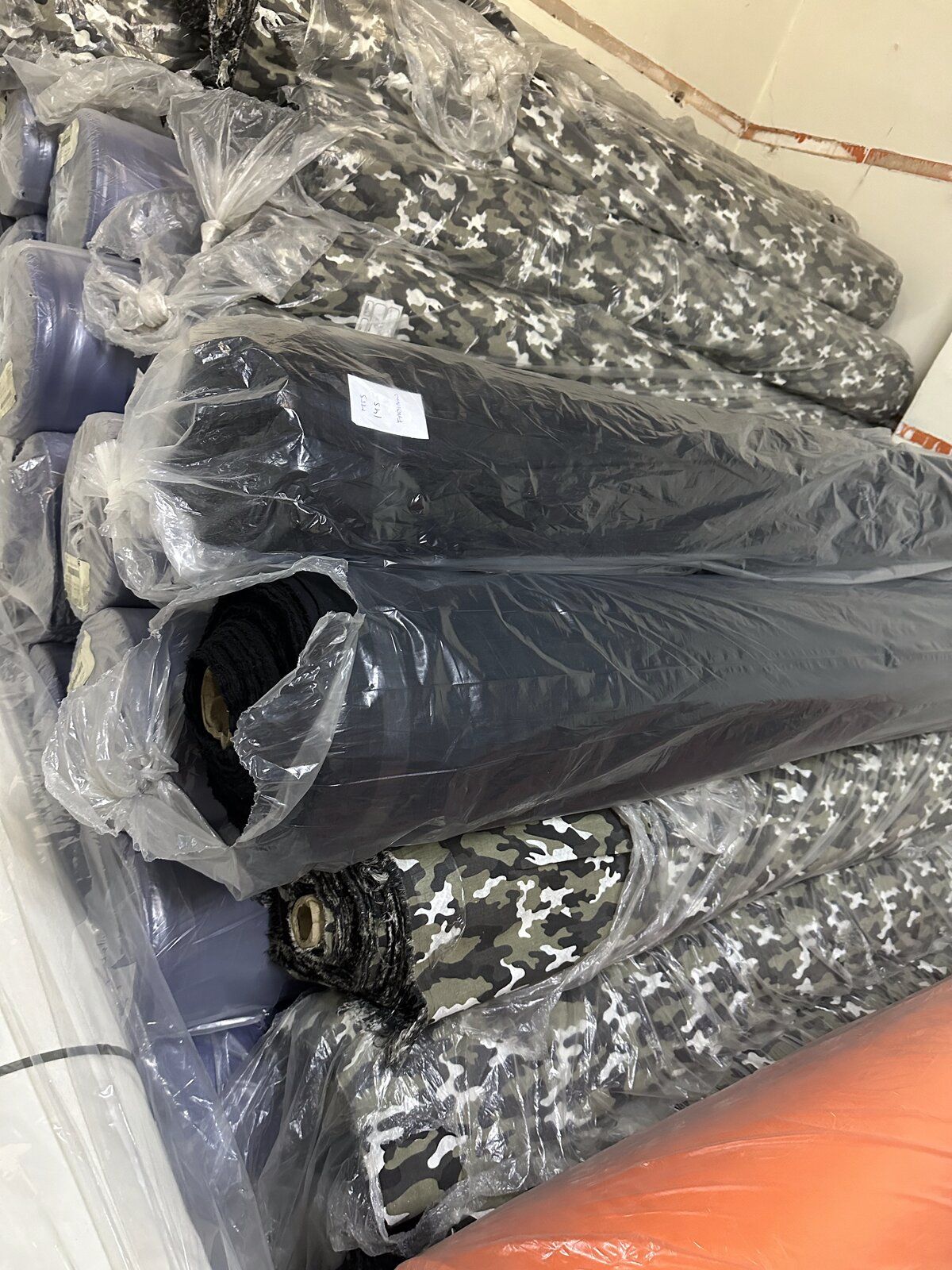 Gabardinas rígidas estampadas
